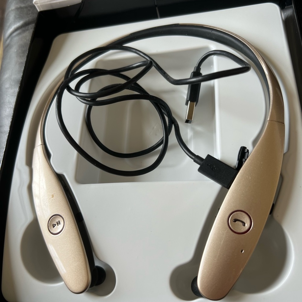 Wireless stereo headset